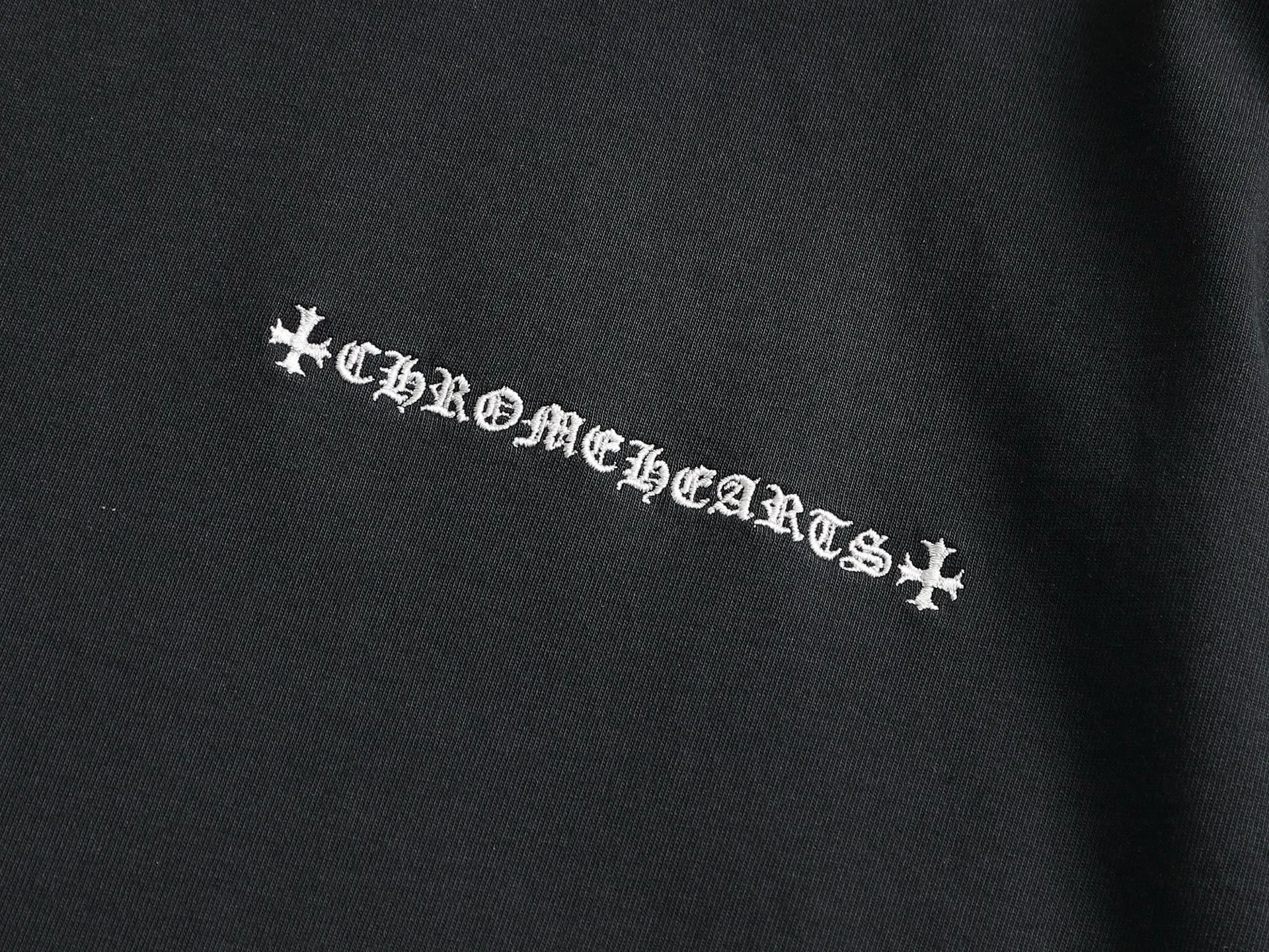🅿️220 Chrome hearts ch Chrome hearts cross leather short-sleeved T-shirts. Large version. Loose and stylish. The difference is the low version, the slim version, the upper body and the crotch. 100% commitment: top quality, not fast food. The highest version on the market. Top quality, 320 grams. 26 custom-dyed double yarn cotton, same style for men and women, complete with three standards. Color: black, purple, khaki, brown Size: XS-L Size chart: